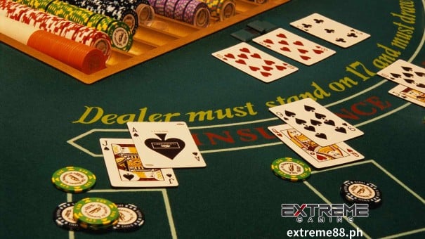 Tulad ng ibang mga laro ng card, ang ace sa blackjack ay maaaring nagkakahalaga ng dalawang magkaibang numero.